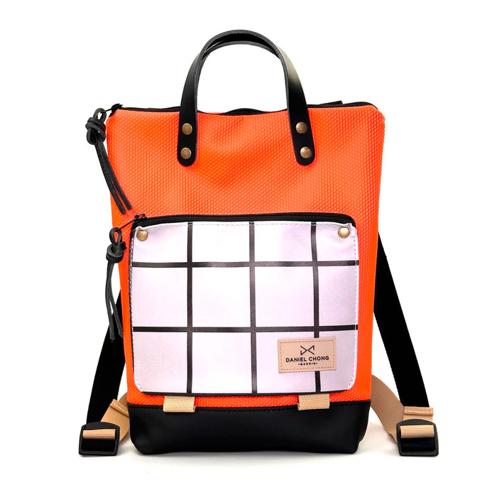 Mochila Mini Book Holder Impermeable con bolsillo extra Daniel Chong - Naranja con bolsillo cuadriculado