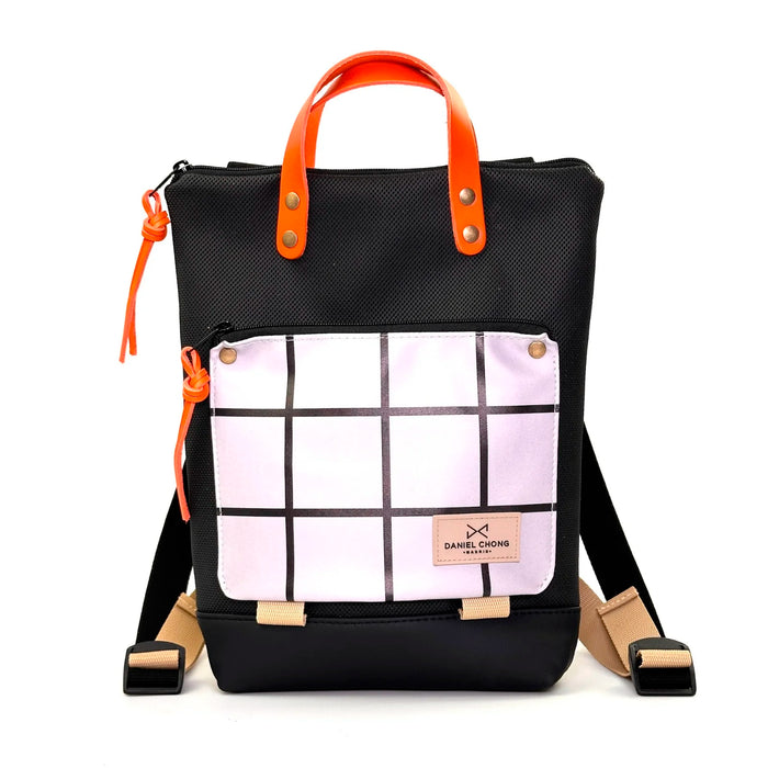 Mochila Mini Book Holder Impermeable con bolsillo extra Daniel Chong - Negro con bolsillo cuadriculado