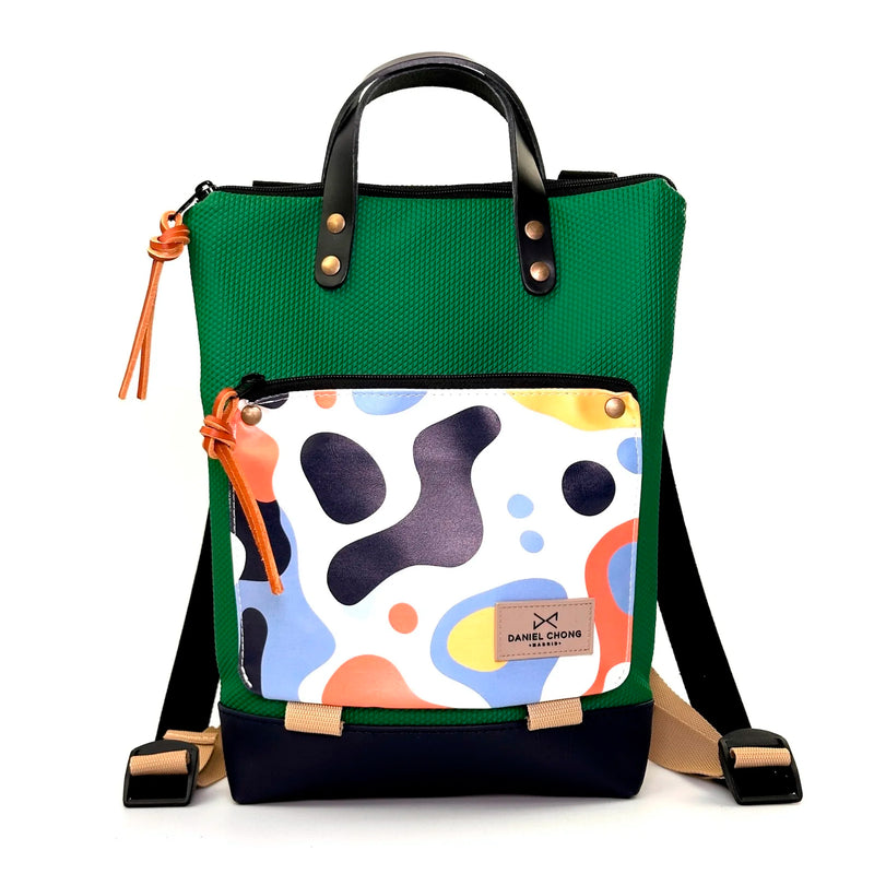 Mochila Mini Book Holder Impermeable con bolsillo extra Daniel Chong - Verde con bolsillo abstract