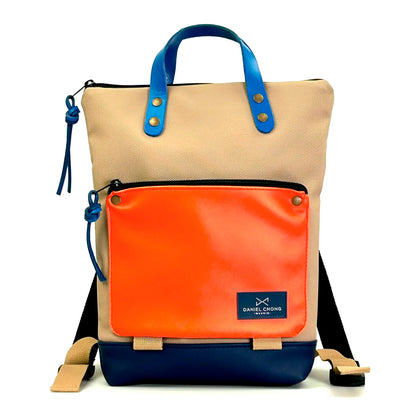 Mochila Mini Book Holder Impermeable con bolsillo extra Daniel Chong - Beige con bolsillo naranja