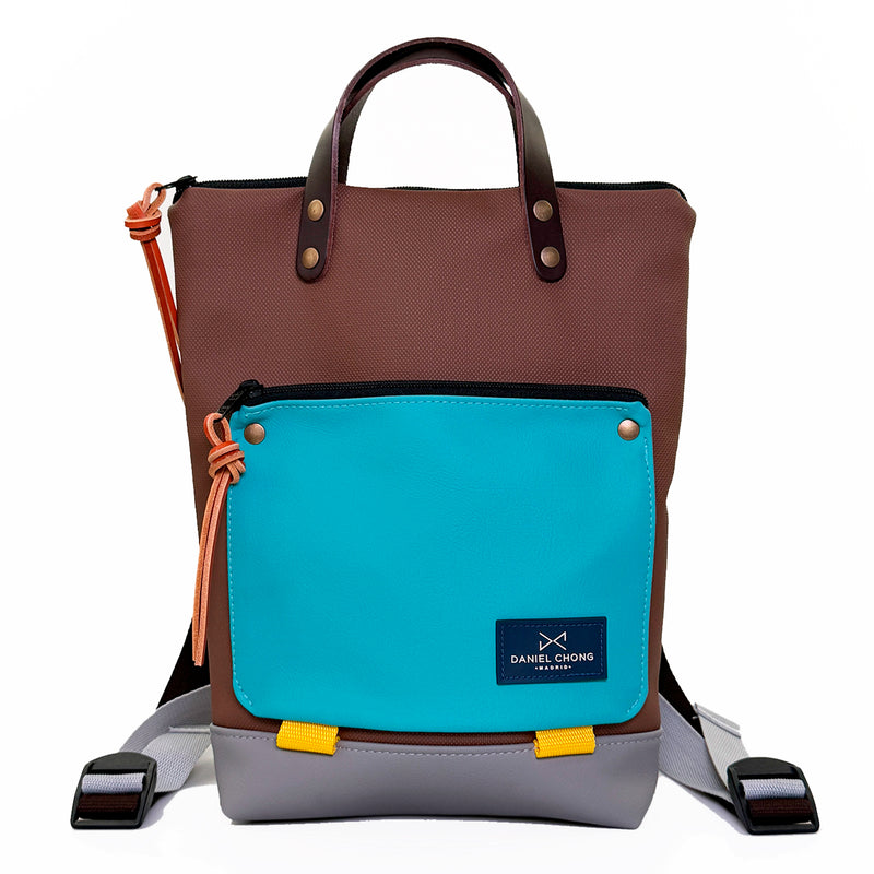 Mochila Mini Book Holder Impermeable con bolsillo extra Daniel Chong - Marrón con bolsillo azul