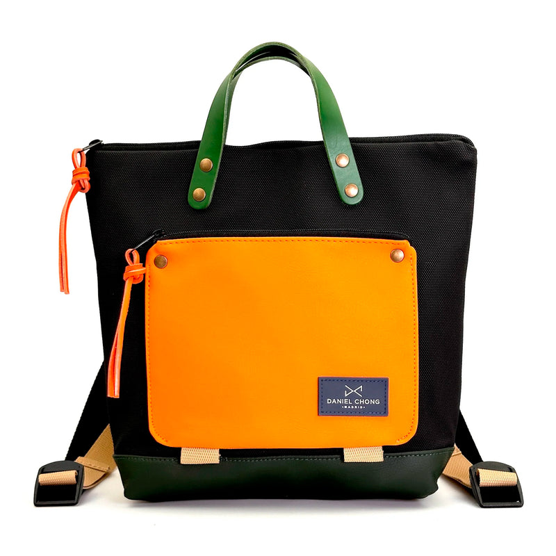 Mochila Mini Book Holder Cuadrada Impermeable con bolsillo extra Daniel Chong - Negro con bolsillo naranja
