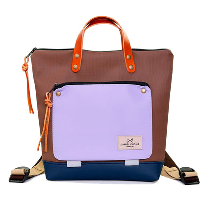 Mochila Mini Book Holder Cuadrada Impermeable con bolsillo extra Daniel Chong - Marrón con bolsillo lila