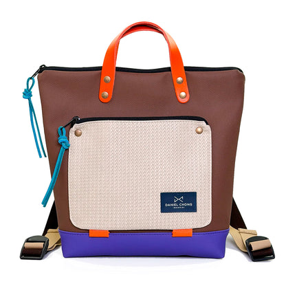Mochila Mini Book Holder Cuadrada Impermeable con bolsillo extra Daniel Chong - Marrón con bolsillo gris