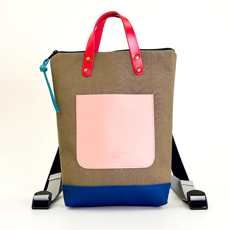 Mochila Mini Loneta Daniel Chong - Verde con bolsillo rosa