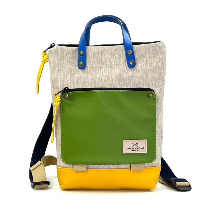 Mochila Mini Book Holder Impermeable con bolsillo extra Daniel Chong - Gris con bolsillo verde