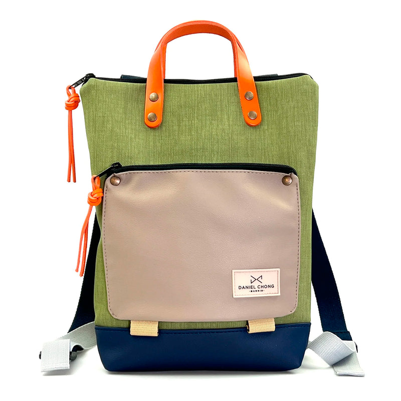 Mochila Mini Book Holder Impermeable con bolsillo extra Daniel Chong - Verde con bolsillo beige