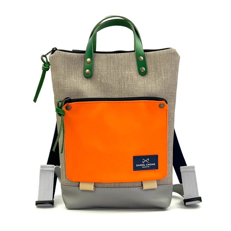 Mochila Mini Book Holder Impermeable con bolsillo extra Daniel Chong - Gris con bolsillo naranja