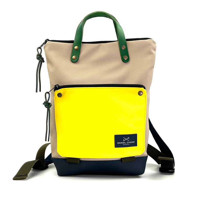 Mochila Mini Book Holder Impermeable con bolsillo extra Daniel Chong - Beige con bolsillo amarillo
