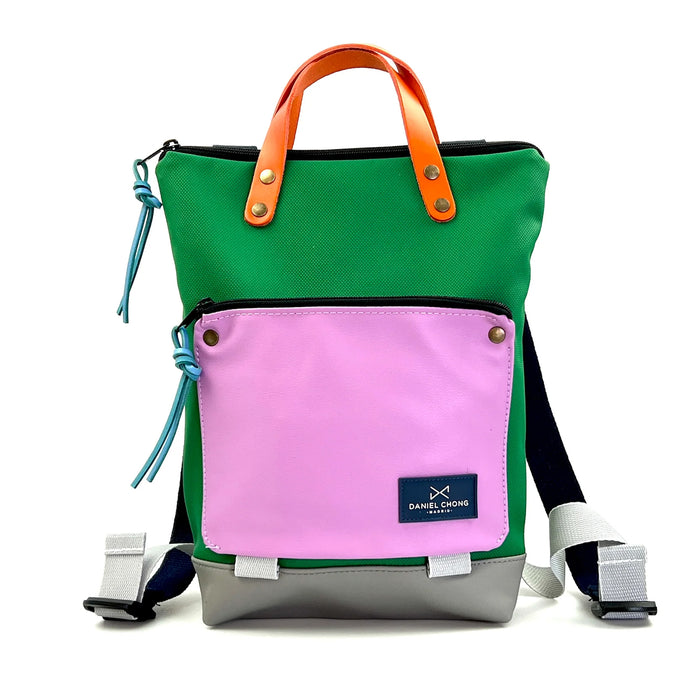 Mochila Mini Book Holder Impermeable con bolsillo extra Daniel Chong - Verde con bolsillo rosa