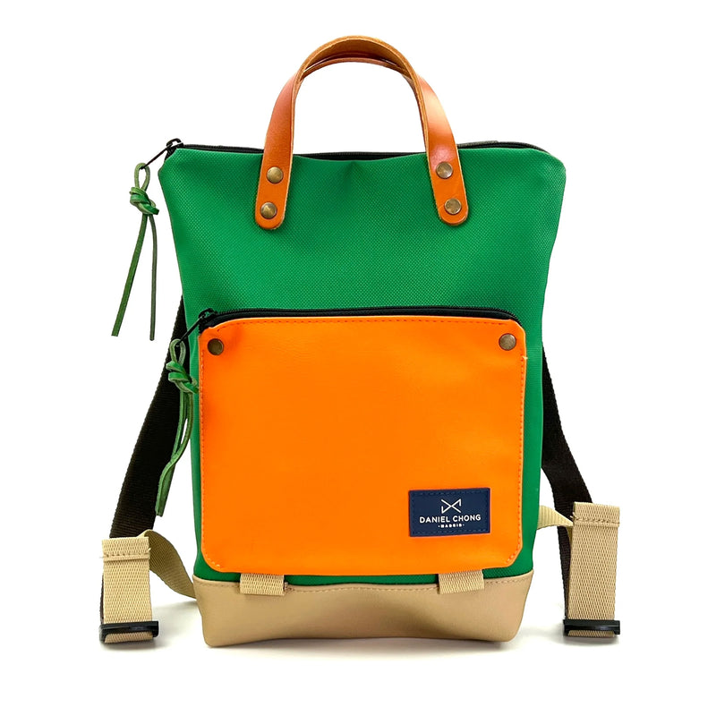 Mochila Mini Book Holder Impermeable con bolsillo extra Daniel Chong - Verde con bolsillo naranja