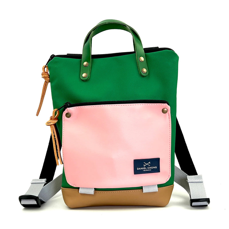 Mochila Mini Book Holder Impermeable con bolsillo extra Daniel Chong - Verde con bolsillo rosa