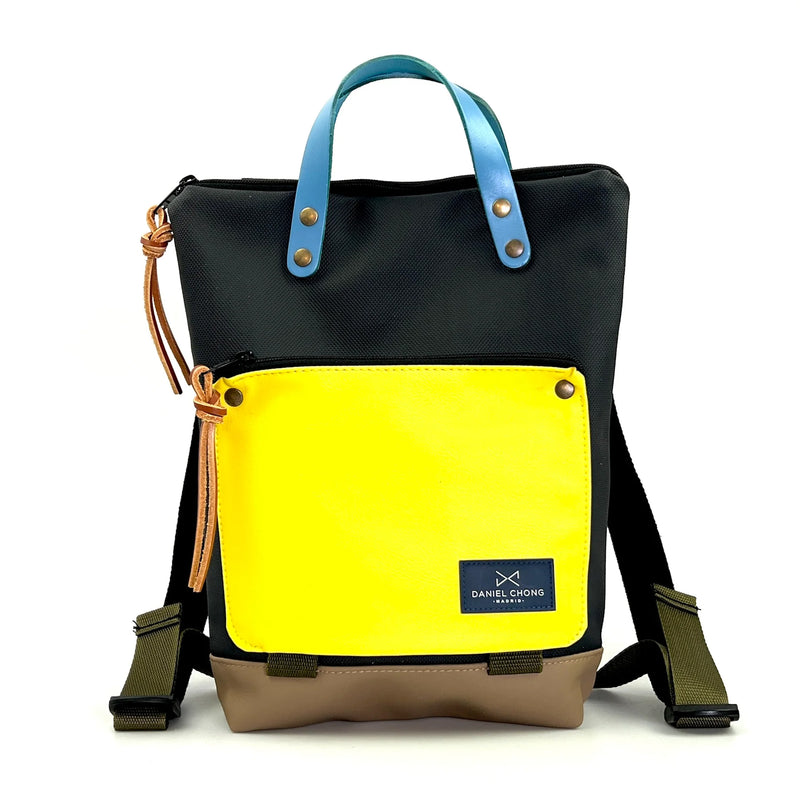 Mochila Mini Book Holder Impermeable con bolsillo extra Daniel Chong - Negra con bolsillo amarillo