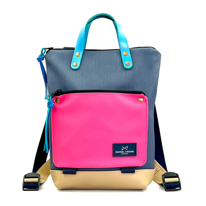 Mochila Mini Book Holder Impermeable con bolsillo extra Daniel Chong - Azul con bolsillo fucsia