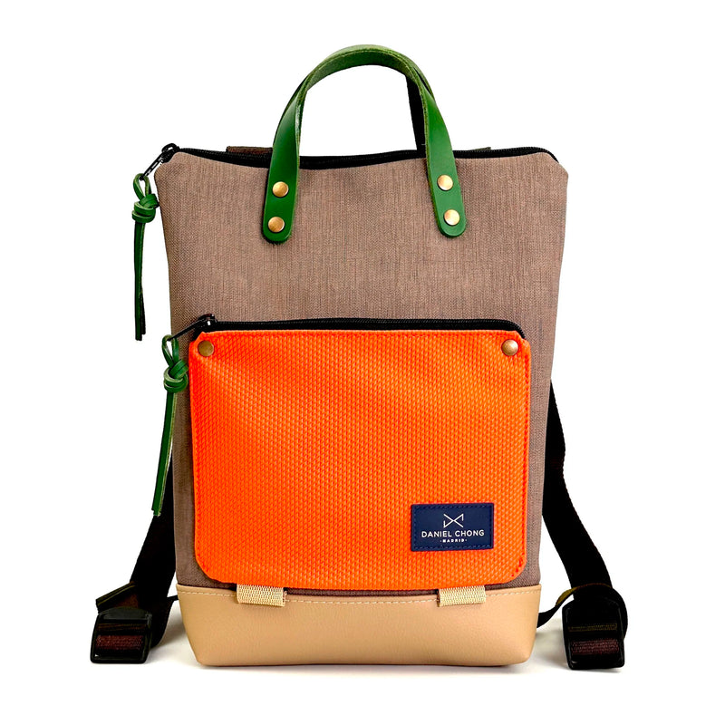 Mochila Mini Book Holder Impermeable con bolsillo extra Daniel Chong - Gris con bolsillo Zafiro naranja