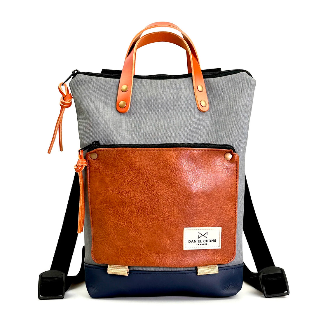 Mochila Mini Book Holder Impermeable con bolsillo extra Daniel Chong - Gris con bolsillo marrón
