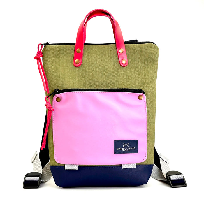 Mochila Mini Book Holder Impermeable con bolsillo extra Daniel Chong - Verde con bolsillo rosa