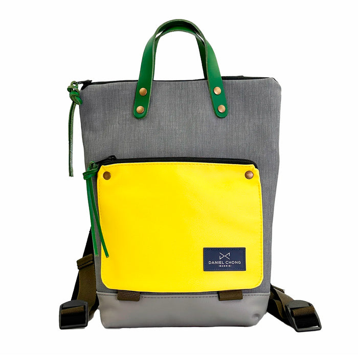 Mochila Mini Book Holder Impermeable con bolsillo extra Daniel Chong - Gris con bolsillo amarillo