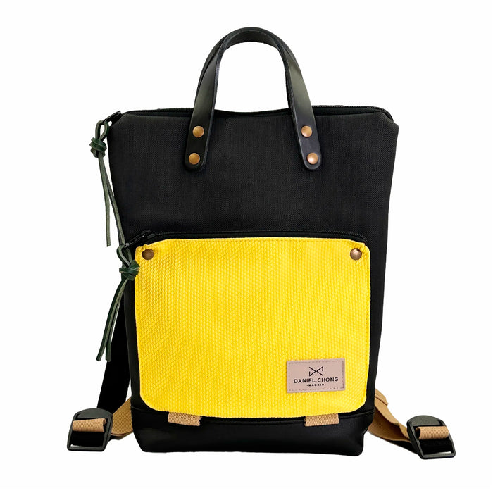 Mochila Mini Book Holder Impermeable con bolsillo extra Daniel Chong - Negra con bolsillo amarillo