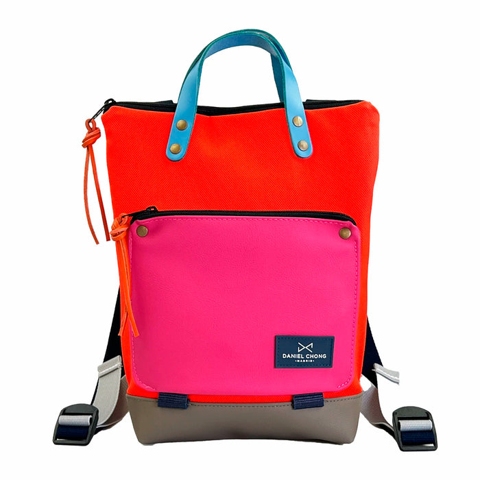 Mochila Mini Book Holder Impermeable con bolsillo extra Daniel Chong - Rojo con bolsillo fucsia