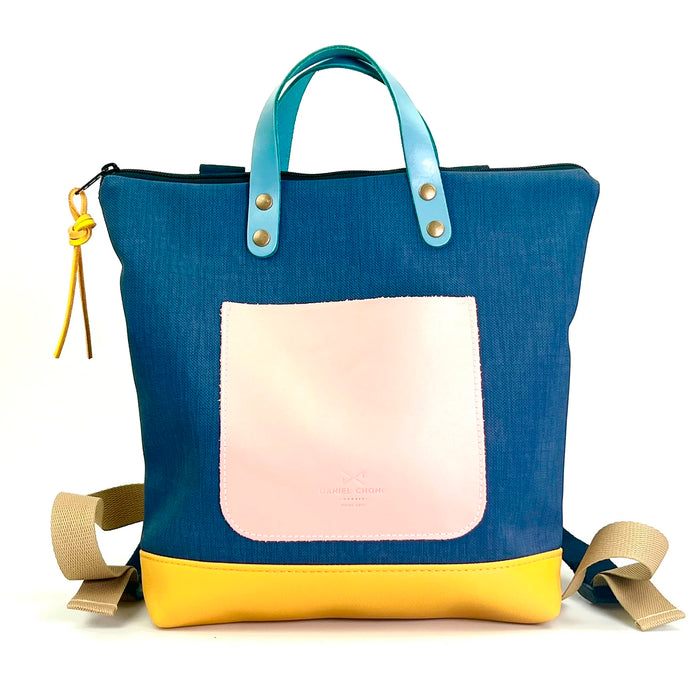 Mochila Mini Cuadrada Impermeable con bolsillo extra Daniel Chong - Azul con bolsillo rosa