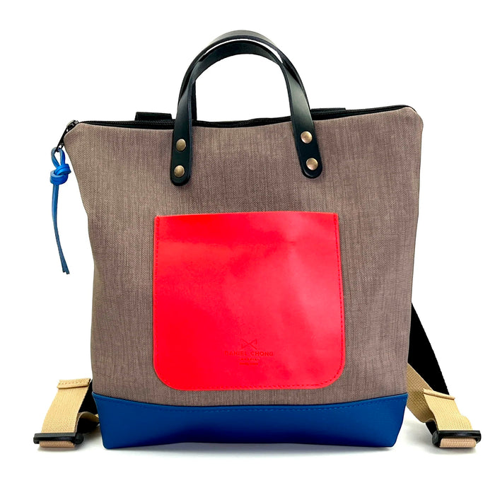 Mochila Mini Cuadrada Impermeable con bolsillo extra Daniel Chong - Gris con bolsillo rojo