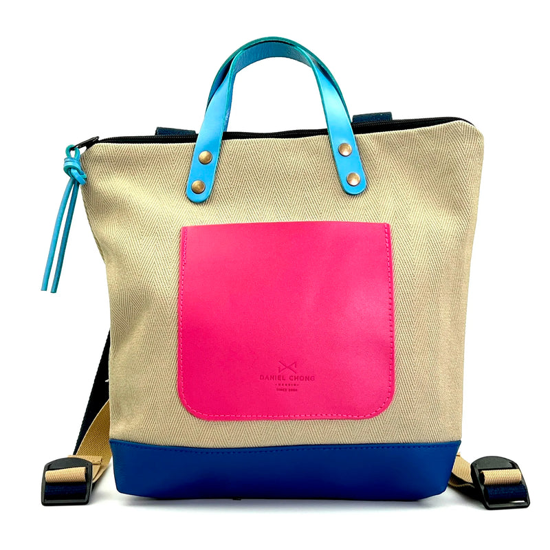 Mochila Mini Cuadrada Loneta Daniel Chong - Beige con bolsillo fucsia