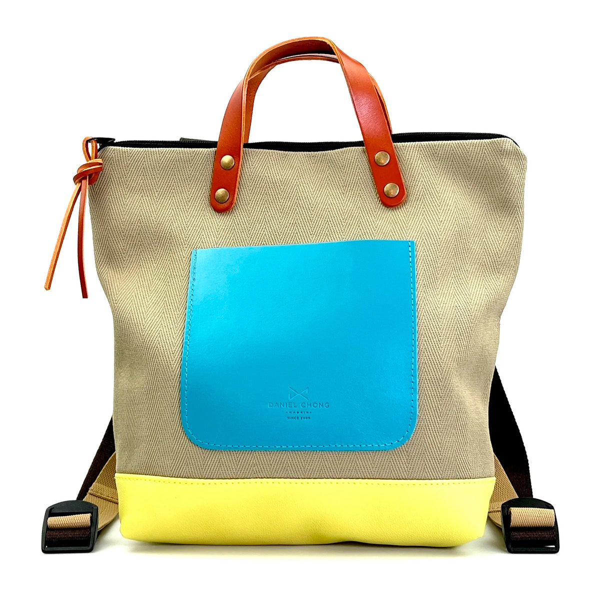 Mochila Mini Cuadrada Loneta Daniel Chong - Beige con bolsillo azul