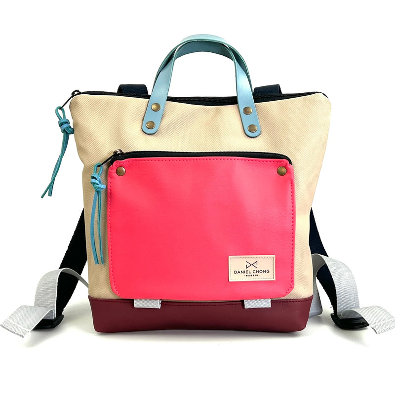 Mochila Mini Book Holder Cuadrada Impermeable con bolsillo extra Daniel Chong - Beige con bolsillo fucsia
