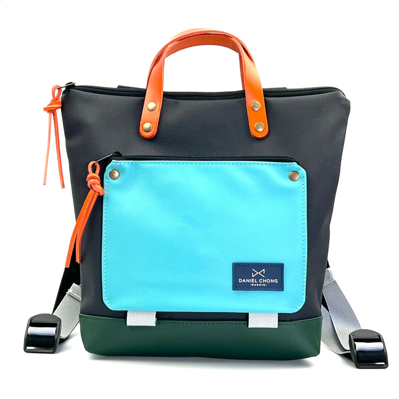 Mochila Mini Book Holder Cuadrada Impermeable con bolsillo extra Daniel Chong - Gris oscuro con bolsillo azul