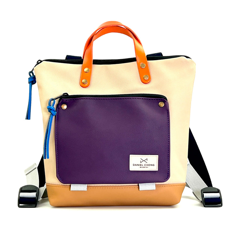 Mochila Mini Book Holder Cuadrada Impermeable con bolsillo extra Daniel Chong - Beige con bolsillo violeta