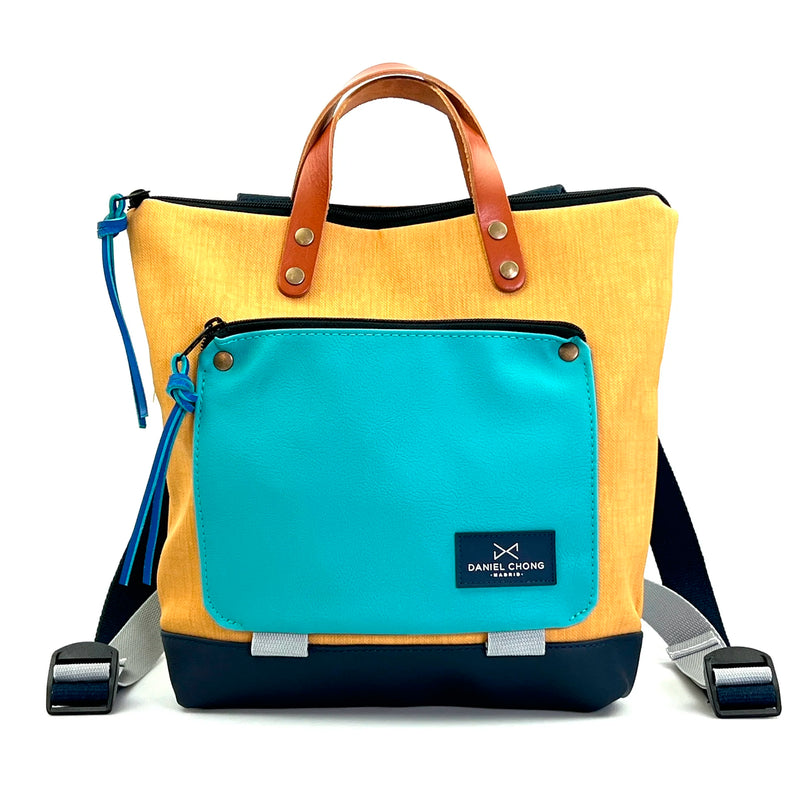 Mochila Mini Book Holder Cuadrada Impermeable con bolsillo extra Daniel Chong - Amarilla con bolsillo azul