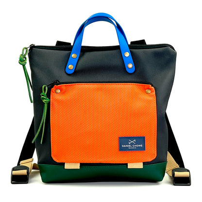Mochila Mini Book Holder Cuadrada Impermeable con bolsillo extra Daniel Chong - Negra con bolsillo naranja