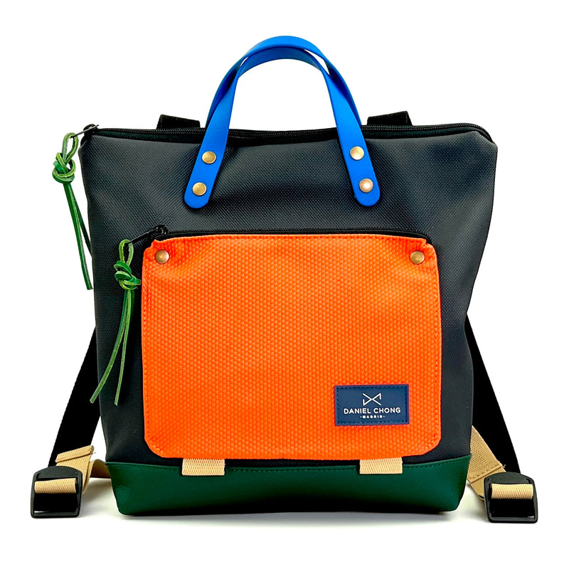 Mochila Mini Book Holder Cuadrada Impermeable con bolsillo extra Daniel Chong - Negra con bolsillo naranja