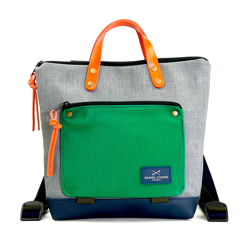 Mochila Mini Book Holder Cuadrada Impermeable con bolsillo extra Daniel Chong - Gris con bolsillo verde