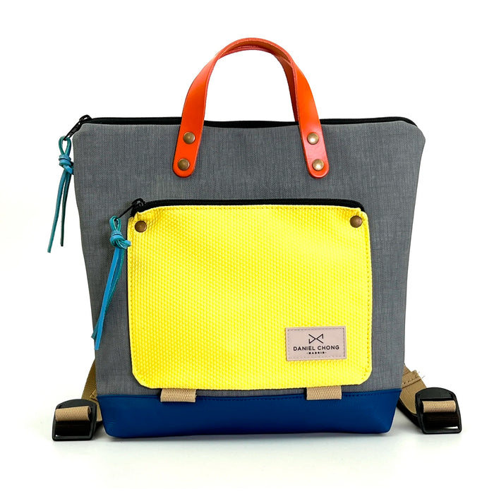 Mochila Mini Book Holder Cuadrada Impermeable con bolsillo extra Daniel Chong - Gris con bolsillo amarillo