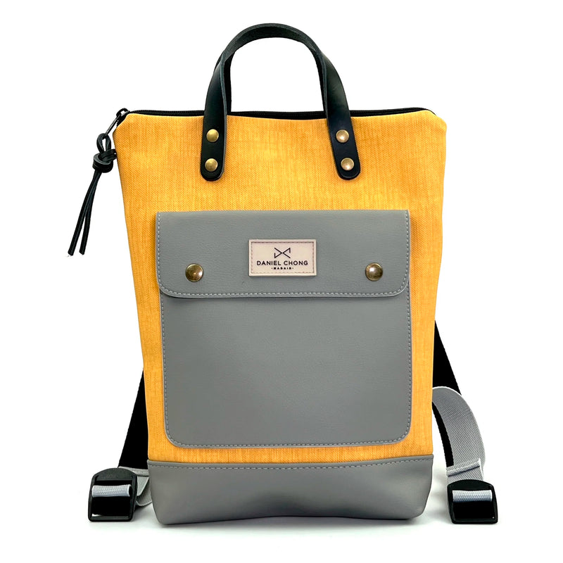 Mochila Mini Solapa con bolsillo extra Daniel Chong - Amarillo con bolsillo gris