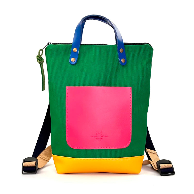 Mochila Mini Impermeable con bolsillo extra Daniel Chong - Verde con bolsillo fucsia