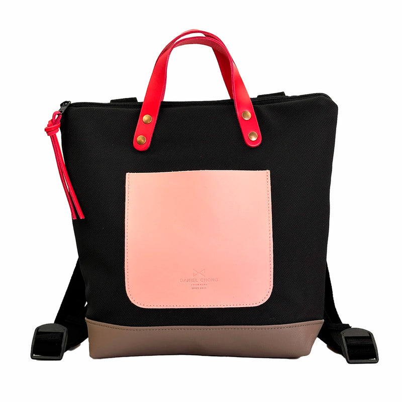 Mochila Mini Cuadrada Impermeable con bolsillo extra Daniel Chong - Negro con bolsillo rosa