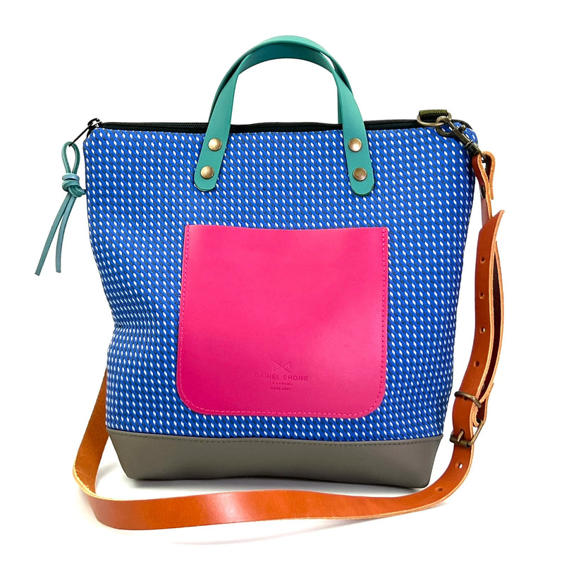 Bandolera cuadrada acolchada con asas veganas Daniel Chong - Azul con bolsillo fucsia