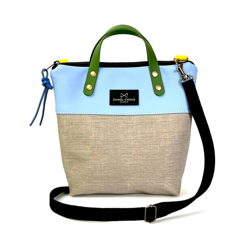 Bandolera mini impermeable con asas vegano Daniel Chong - Asas verde cuerpo azul y gris