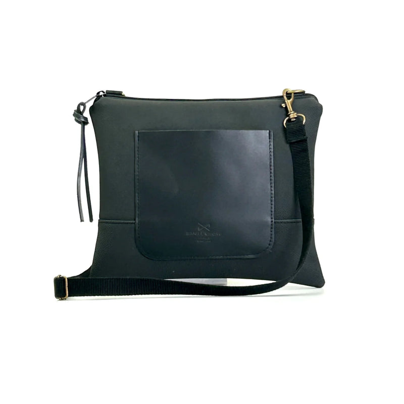 Bandolera mini cuadrada impermeable con bolsillo Daniel Chong - Negra con bolsillo negro