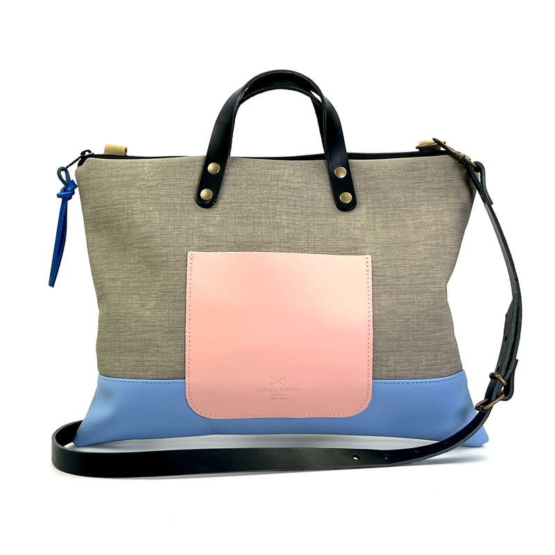 Bandolera Slim Impermeable Daniel Chong - Gris con bolsillo rosa y base azul