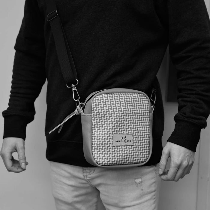 Bandolera Urban Box Mini impermeable Daniel Chong - Pata de gallo y rojo