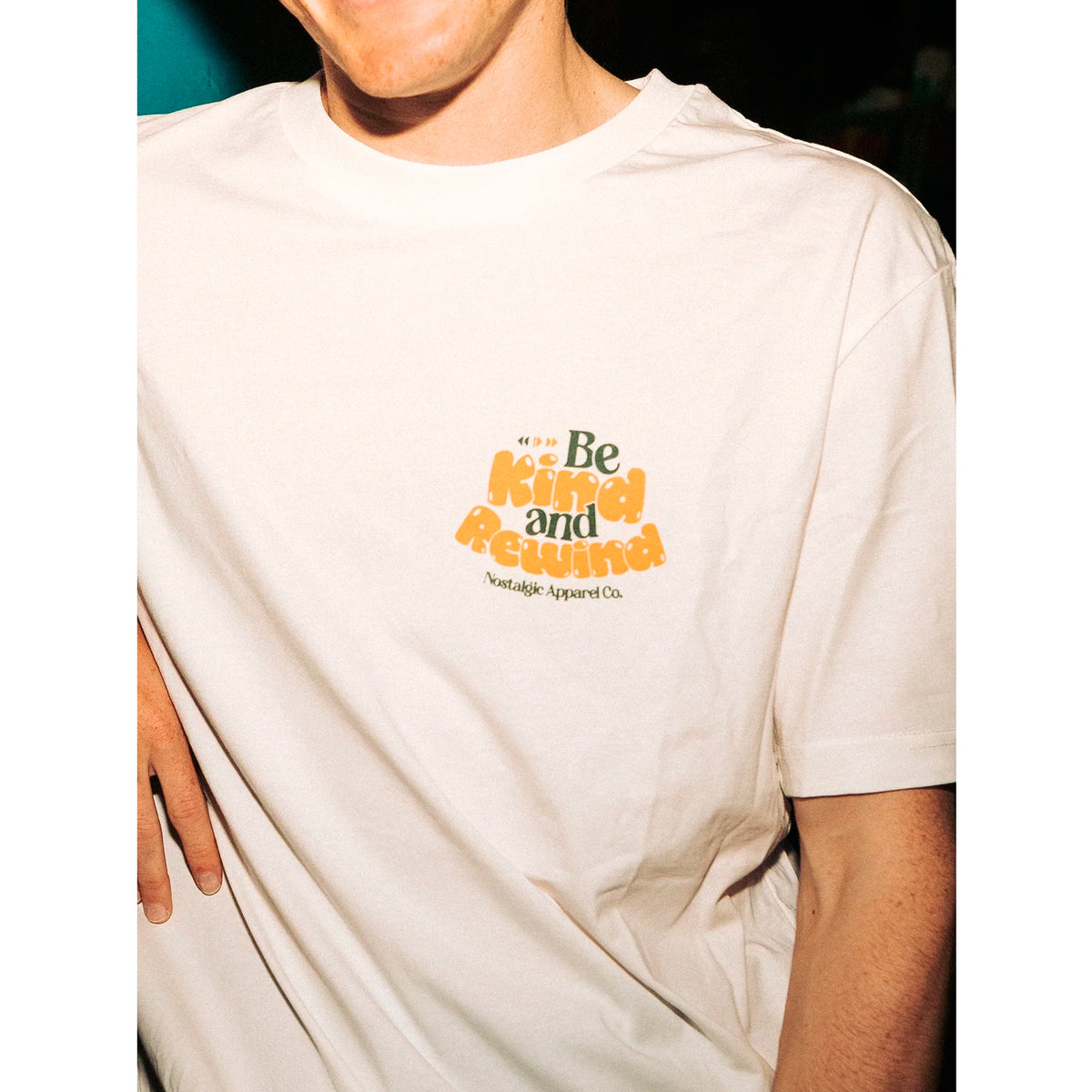 Camiseta Nostalgic Apparel - "Be Kind and Rewind"