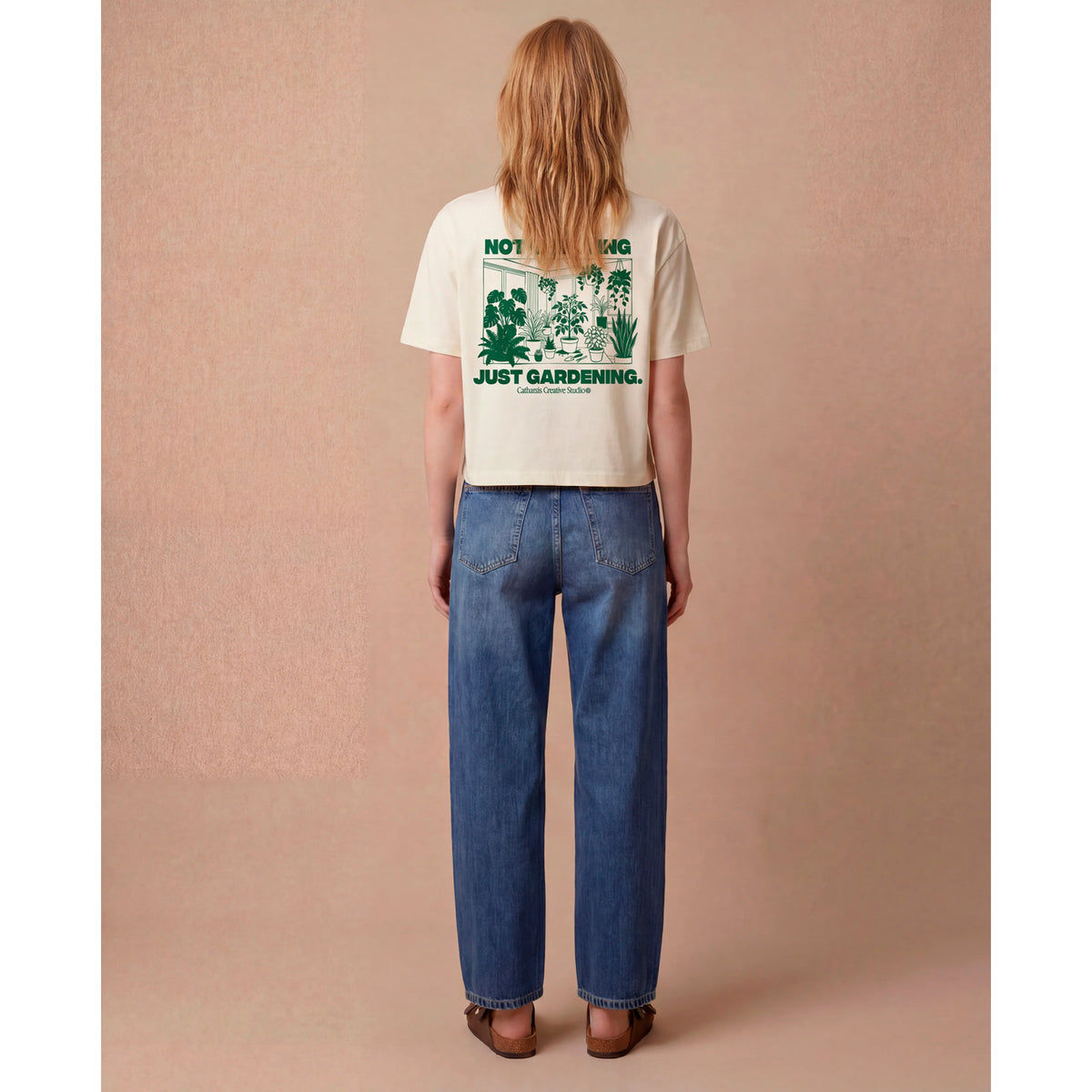 Camiseta Catharsis - Not Ghosting, Just Gardening Cropped