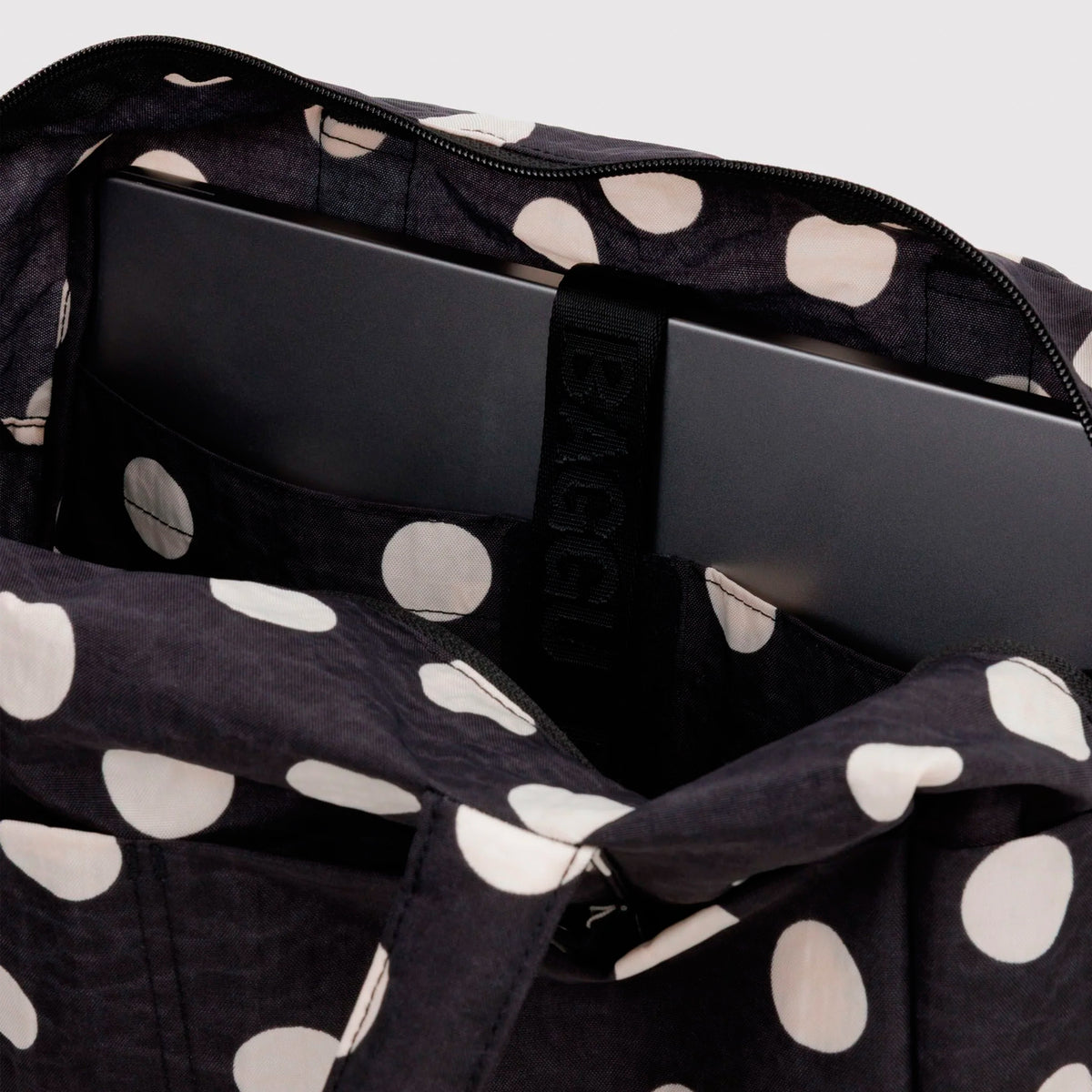 Bolso Nube Everyday Baggu - Black and Cream Polka Dot