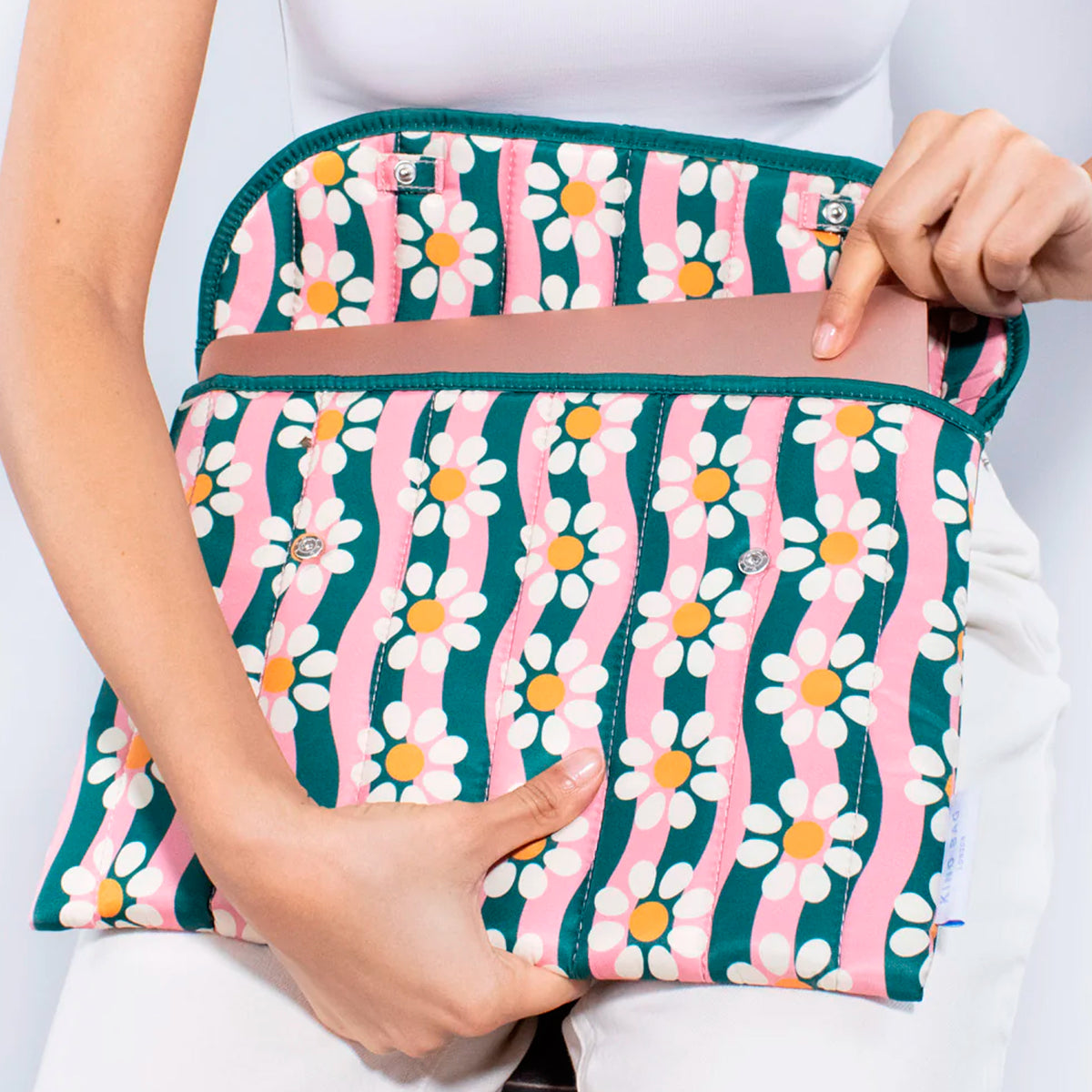 Funda portátil 13" Kind Bag - Wavy Daisy 🌼