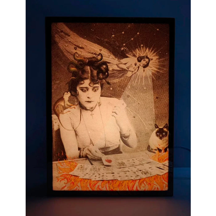 Caja de luz A4 - "La Tarotista" de El Lucernario