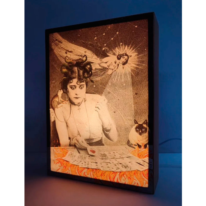 Caja de luz A4 - "La Tarotista" de El Lucernario